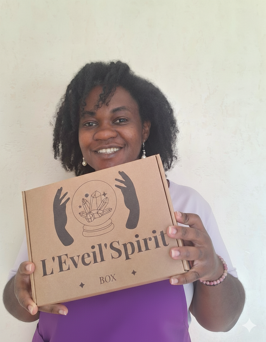 Personne tenant la box spirituelle leveilspiritbox devant un mur clair.