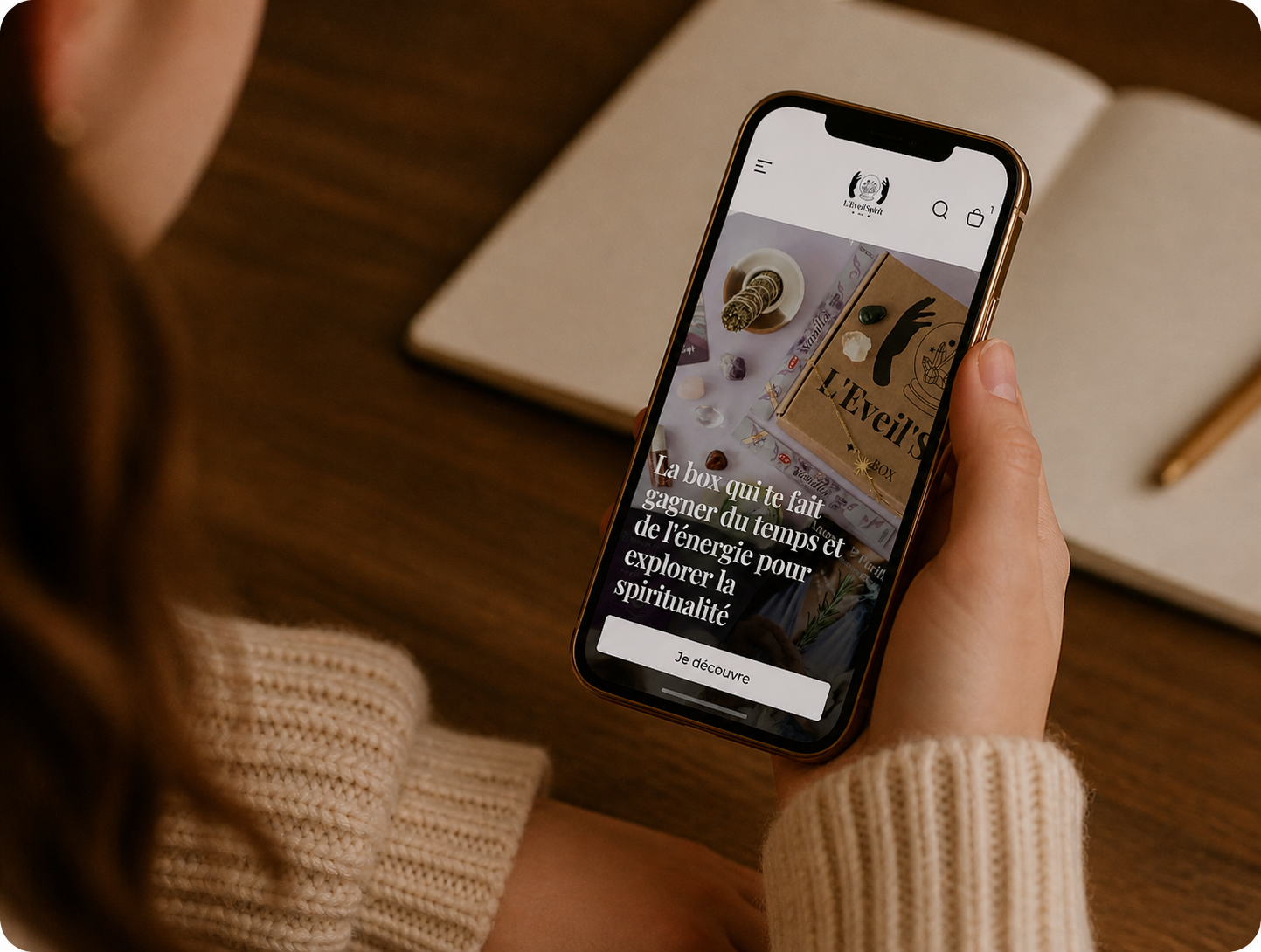 Personne consultant L'Eveilspiritbox sur smartphone pour choisir sa formule.