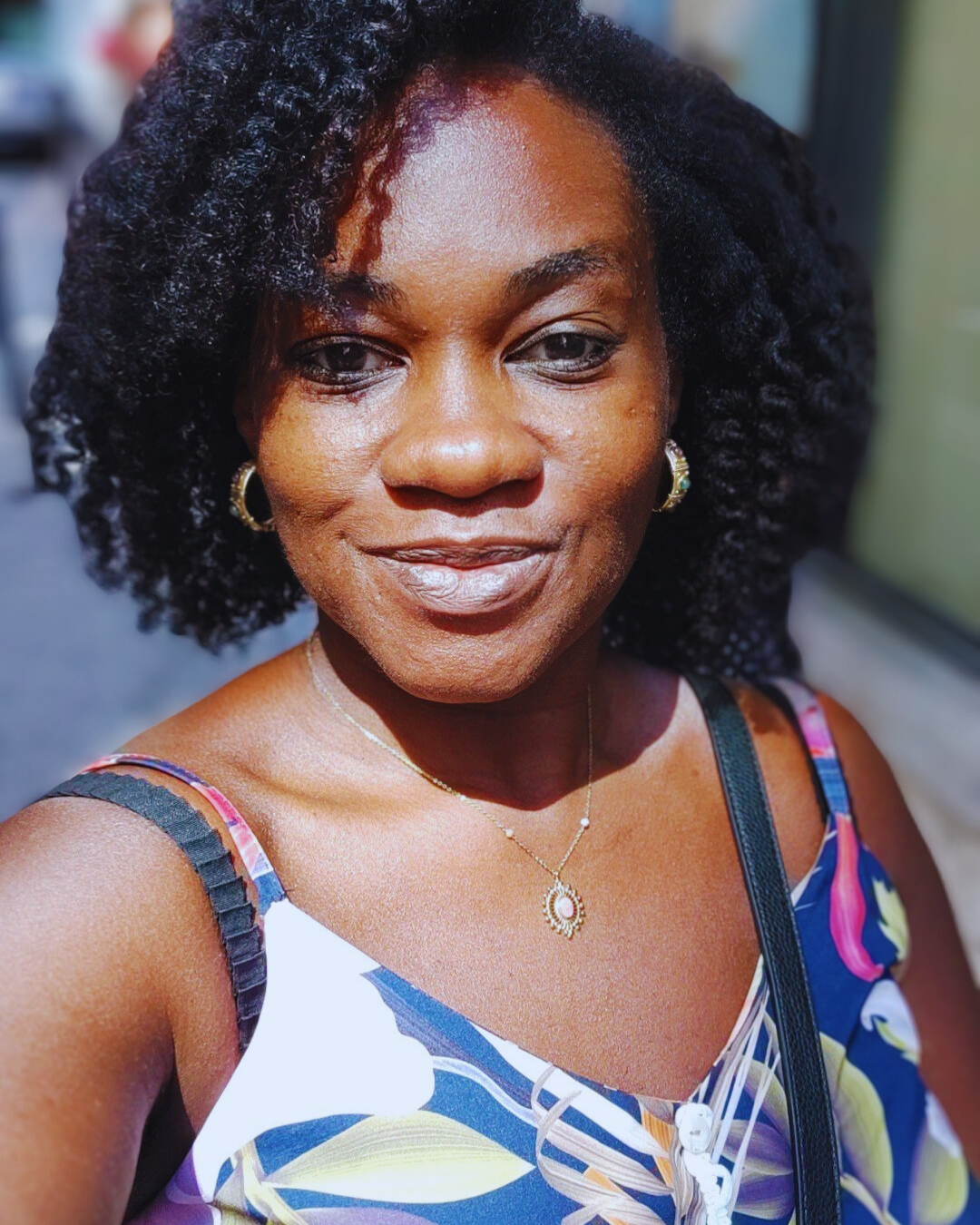 Portrait de Christelle, fondatrice de leveilspiritbox, en extérieur.